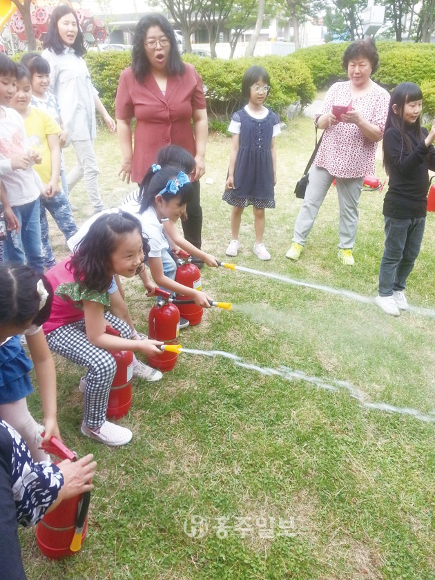 삼성전자 온양캠퍼스(대표 정태경)는 홍성군 주민복지과와 연계해 관내 지역아동센터 9개소 아동과 종사자를 대상으로 지난 23일부터 체험형 소방안전교육을 진행하고 있다.