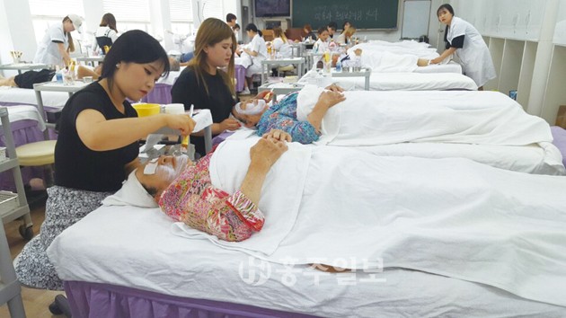 충남서부보훈지청(지청장 정현종)은 지난 10일 혜전대학교 미용학과 및 호텔조리학과와 연계해 나라사랑 앞섬이들과 보훈가족 60여 명을 초청하여 재능 나눔 행사를 가졌다.