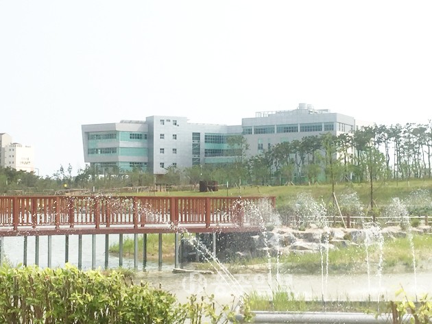 충남도 보건환경연구원(원장 이재중)이 이달 말 신청사를 준공하고, 8월부터 내포신도시 시대를 본격 개막한다. 내포신도시 홍예공원 옆 행정타운 내에 건립 중인 연구원 신청사 1층에는 총무과와 로비, 2층에는 산업폐수검사과와 먹는물검사과 등이, 3층은 환경조사과와 대기보전과, 생활환경과 등이, 4층에는 식품분석과와 의약품분석과, 미생물검사과 등이 들어선다. 다음 달 이사 전후 2개월 동안에는 첨단 실험·분석·검사 장비 해체 및 재설치 작업에 따라 불가피하게 검사 민원 업무를 중단한다.