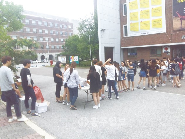 청운대학교(총장 이상렬) 제21대 총학생회 ‘다원’은 지난 21일 기말고사 간식 이벤트를 열고 밥버거와 음료수를 학생들에게 제공해 큰 호응을 얻었다.