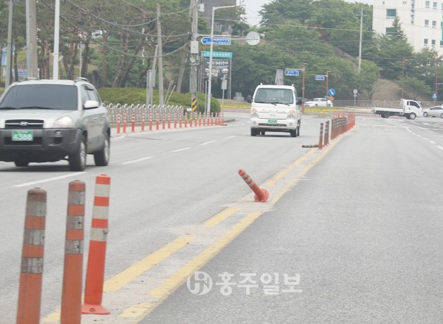 불법유턴과 사고방지를 위해 시내 곳곳에 설치되어 있는 교통안전 시설이 꺾이고 뽑히고 부러져 나가 교통안전은 물론 도시 미관을 해치고 있다. 8일 홍주문화회관 앞 회전교차로 부근 도로 중앙 분리봉이 부서진 채 방치되어 있다. 이은주 기자