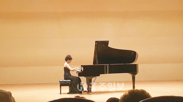 피아니스트 서솔의 리사이틀이 지난 9일 홍주문화회관 대공연장에서 열렸다. 서솔은 한 여름의 더위를 잊게 하는 아름다운 피아노 선율을 선보여 관객들의 호응을 받았다.