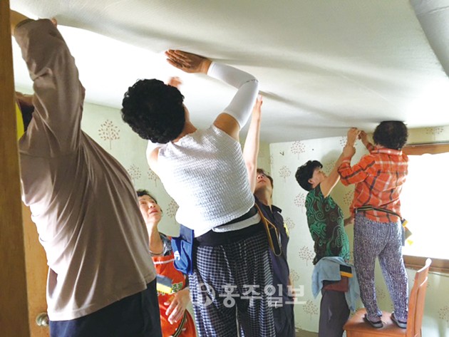 생활개선홍성군연합회 도배분과(회장 이현숙) 회원들은 장곡면 일원 2가구를 시작으로 하반기에 소외계층 및 독거노인 6가구를 대상으로 도배봉사활동을 펼쳤다.