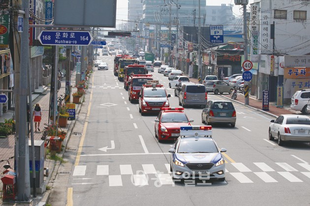 홍성소방서(서장 김근제)는 지난 20일 홍성 전통시장 일원에서 소방차량 골든타임 확보와 범군민적 관심과 동참 분위기 조성을 위한 ‘소방차 길 터주기’ 훈련을 실시했다.