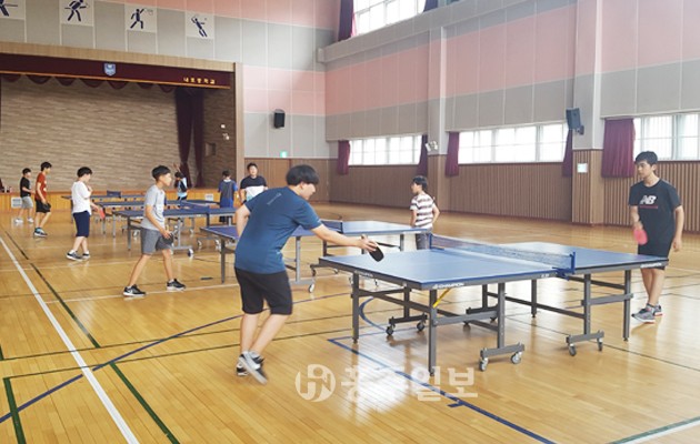 내포중학교는 지난달 25일부터 이달 5일까지 여름방학 방과후활동으로 배드민턴, 탁구, 농구 등 체육프로그램을 운영한다.