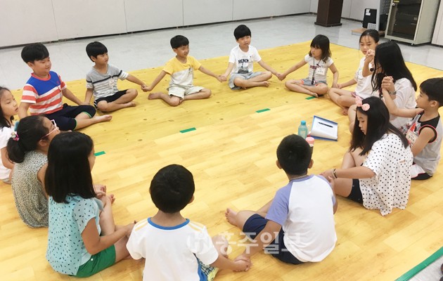 홍성도서관(관장 정성택)은 방학을 맞은 영유아, 초등학생을 대상으로 오는 12일까지 2주에 걸쳐 ‘엄마와 함께 떠나는 그림책 여행’ 등 5개 프로그램을 운영해 호응을 얻고 있다.