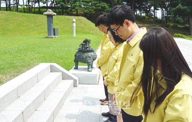 홍성교육지원청(교육장 고옥심)은 지난 10일 을지연습을 대비해 교육지원청 직원 40여명이 참석한 가운데 홍주의사총을 참배하고 홍보캠페인과 환경정화활동을 펼쳤다.