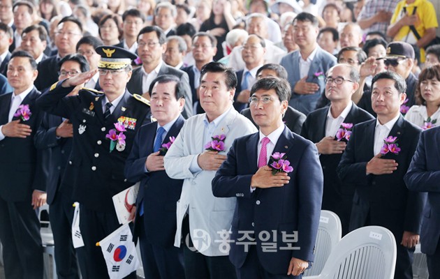 지난 15일 천안 독립기념관에서 열린 제71주년 광복절 경축식에서 안희정 충남도지사는 우리 대한민국은 2차 대전 승전국으로, 71년 전 오늘을 승전일로 기록하고 승전일로 기념해야 한다”라고 역설했다. 그러면서 안 지사는 21세기를 평화의 시대로 만들기 위해 미국과 중국, 일본 등 한반도를 둘러싼 주요 국가들의 외교·안보 전략상 변화를 촉구했다. 이날 광복절 경축식은 안 지사와 생존 애국지사, 독립유공자, 시장·군수, 광복회 등 보훈 관련 단체 회원, 도청 직원 등 700여 명이 참석한 가운데 진행됐다.