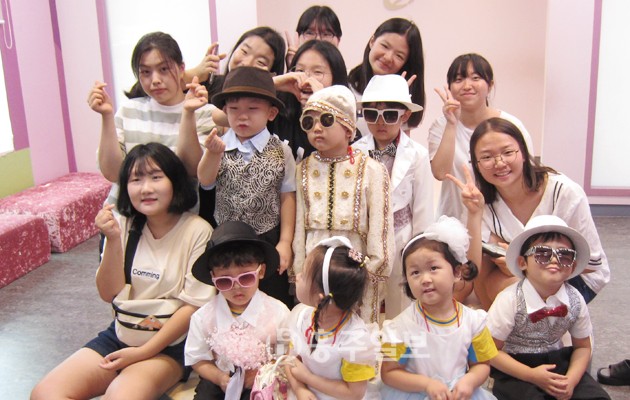 충청남도유아교육진흥원(원장 장진옥)은 지난 12일(금) 홍성여자중학교 3학년 학생 15명을 대상으로 진흥원 실내외 체험시설을 탐방하고 진로 체험을 진행했다.