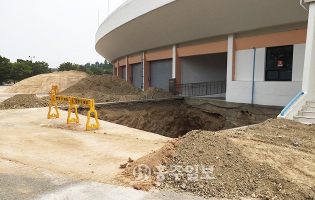 지난 18일 홍주종합경기장 내에서 공사가 한창 진행되고 있다. 깊은 웅덩이가 파인 공사현장에는 작은 안전펜스 두 개만이 세워져있어 산책이나 운동을 하는 지역민들이 사고를 당할 우려가 커 보인다. 특히 야간을 대비한 조명 등이 전무해 대책 마련이 필요한 상황이다.