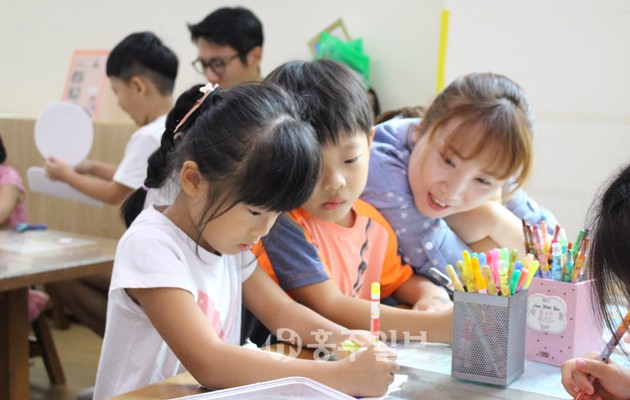 충청남도유아교육진흥원(원장 장진옥)은 지난달 27일 감성과 창의성을 키우는 문화예술공연과 함께하는 ‘사랑나눔 토요가족체험의 날’을 운영해 250명이 참여했다.