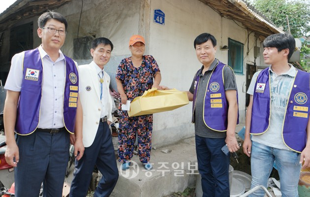 홍주라이온스클럽(회장 이제영)은 추석을 맞아 지난 9일 군내 어려운 이웃 8가구를 선정 240만원의 봉사금과 과일(사과)1박스씩을 전달하고 격려하는 시간을 가졌다.