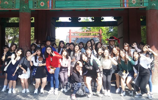 행복나눔학교인 홍성여자고등학교(교장 유병대)는 지난 24일 주말을 활용해 1, 2학년 학생들 대다수가 참여하는 인문사회답사 체험 행사를 개최해 큰 호응을 얻었다.