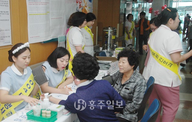 충청남도 홍성의료원이 지난 4일 천사데이를 맞아 무료건강 상담과 다과 나눔, 임산부 손 마사지, 태교엽서 쓰기, 신생아 목욕 교육 등 다양한 프로그램을 진행했다.