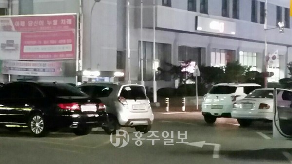 홍성군의 대표적 문화유산인 조양문 앞이 저녁만 되면 불법주차로 몸살을 앓고 있다. 특히 2중, 3중으로 주차된 차량들로 인해 원활한 통행이 어렵고, 사고의 위험까지 제기되고 있으나 고질적인 불법주차 문제는 해결되지 않고 있다.