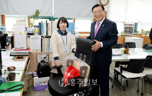 김석환 홍성군수는 ‘여성이 살기 좋은 홍성’ 만들기를 위한 노력의 일환으로 지난 10일 ‘제11회 임산부의 날’을 맞아 임산부 직원들을 방문해 격려하고 출산·육아용품을 전달했다.
