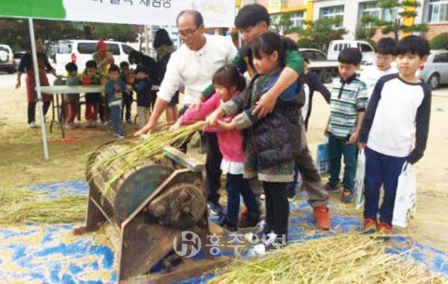 홍성군은 지난 13일 광천읍 소재 덕명초에서 학생, 학부모, 지역주민 등 300여명이 참석한 가운데‘친환경 로컬푸드 학교급식데이 행사’를 개최해 다양한 체험을 진행했다.