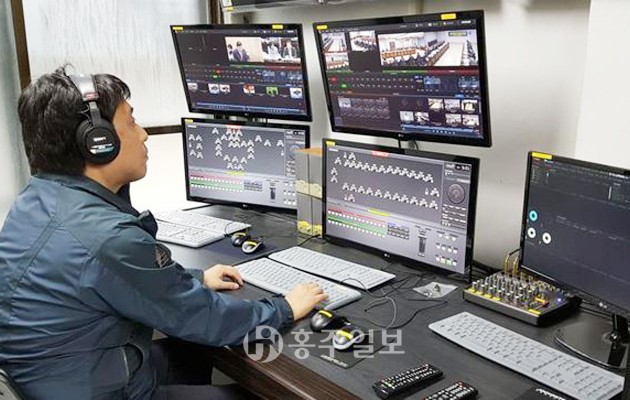 홍성군은 지난 7월부터 군정 및 의정을 광대역 통합정보통신망을 이용해 실시간으로 방영하는 IPTV 통합방송시스템을 설치했으며, 2개월간 서비스 시연을 거쳐 본격적으로 방영한다.