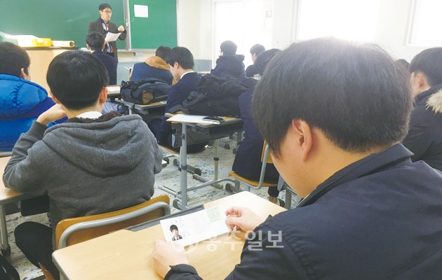 2017학년도 수능을 하루 앞둔 지난 16일, 홍주고등학교 3학년 학생들이 떨리는 마음으로 수험표를 배부 받아 살펴보고 있다. 제65시험지구로 분류된 홍성에서는 17일 홍성고등학교에서 224명, 홍주고등학교에서 333명, 홍성여자고등학교에서 253명의 수험생이 수능시험을 치른다.