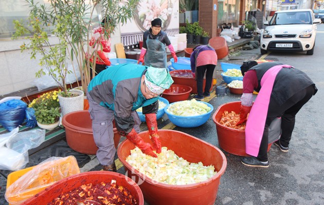 홍성읍에 위치한 이가네부대찌개(대표 전제남)에서 지난 8일 김장을 담그느라 손길이 분주하다. 전제남 대표는 “손님들이 김치를 맛있게 드실 때가 가장 행복하다”고 밝혔다.