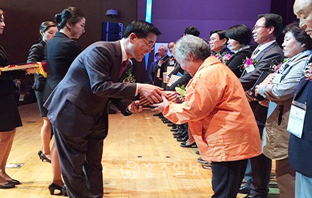 홍성군노인복지관(관장 동준스님) 자원봉사자 20명은 지난 3일과 4일 경기도 킨텍스에서 제10회 전국노인자원봉사대축제에 참가해 김을미 어르신이 보건복지부 장관상을 수상했다.