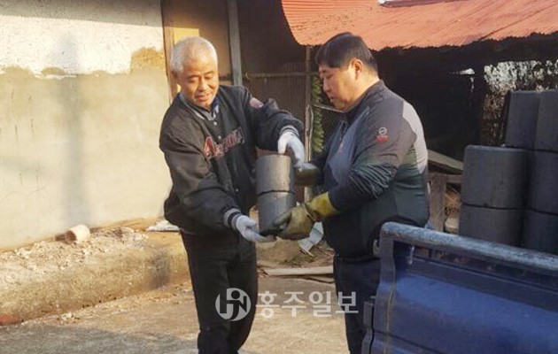 홍성군장애인후원회 회원들은 홍성군 장애인체육회, 장애인종합복지관, 지체장애인협회 직원들과 함께 지난 17일 저소득 장애인 9가정에 총 252만원 상당의 연탄 4500장을 전달했다.