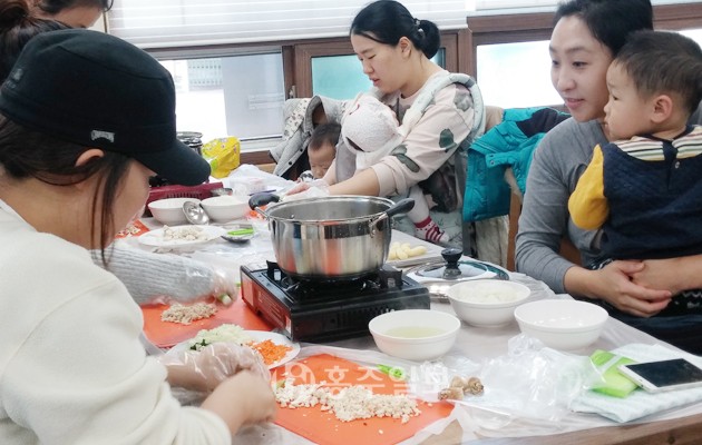 홍성군보건소는 지난 22일 영유아 부모 및 임산부를 대상으로 생후 12개월~15개월 아기에게 필요한 이유식을 만들어보는 ‘이유식 교실’을 운영해 큰 호응을 얻었다.