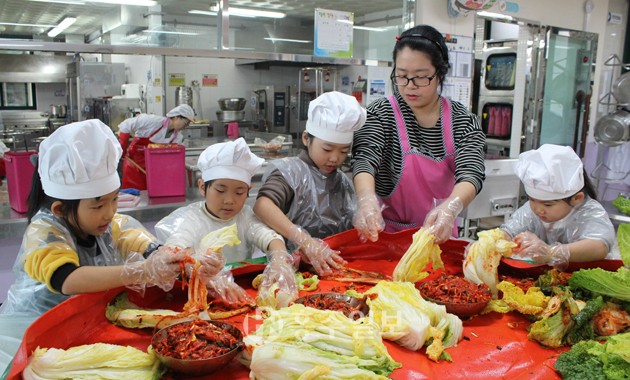 서부초등학교(교장 이홍재)는 지난달 30일, 다문화 중점학교 운영의 일환으로 급식실에서 유치원아와 전교생을 대상으로 ‘다문화 전교생이 함께하는 김장 체험’을 실시했다.