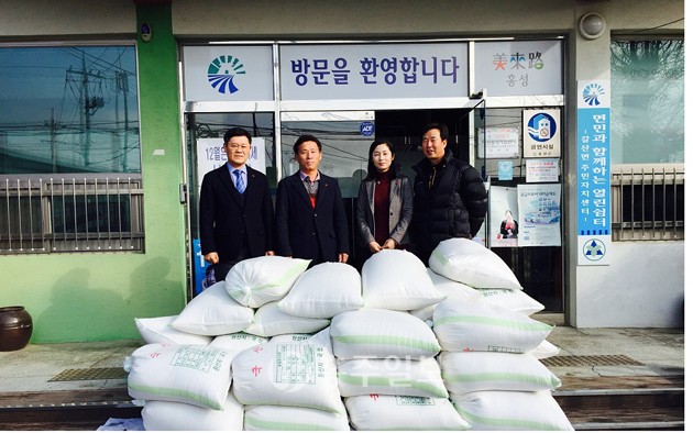 갈산면 새마을지도자협의회장 조병옥 씨는 지난 21일 갈산면무소를 방문해 마을 경로당에 모여 식사를 해결하는 어르신들에게 나눠 달라며 시가 260만원 상당의 쌀 1280kg을 기탁했다.