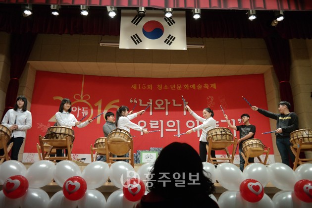 홍성군청소년수련관(관장 염운섭)은 지난 17일 수련관 2층 예술전당과 로비에서 발표와 공연, 전시를 통한 친목도모 및 성취감 고취를 위한 제15회 청소년문화예술축제를 개최했다.