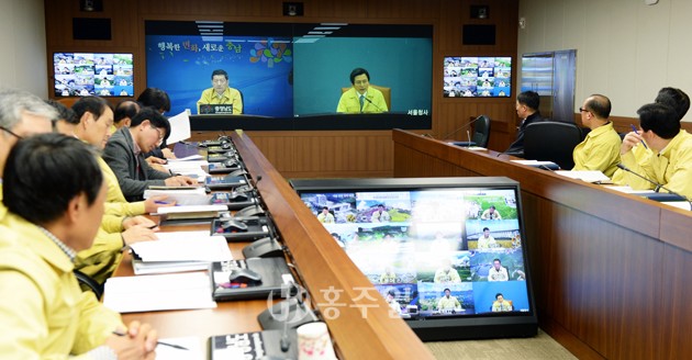 27일 도청 영상회의실에서 허승욱 충남도 정무부지사 및 관련 실국장이 참여한 가운데 ‘민간 합동 AI 일일점검회의’가 진행됐다. 이날 회의에서는 AI 확산 방지대책을 중점 점검·논의했다.
