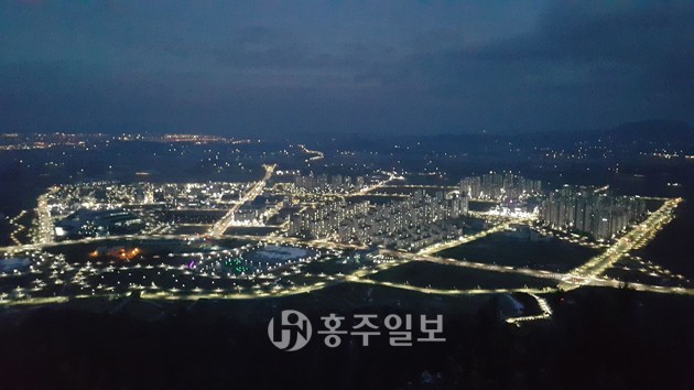지난달 30일 용봉산에서 내려다 본 내포신도시의 야경 모습. 아파트와 가로등 불빛이 짙은 어둠을 환하게 밝히듯 다사다난했던 지난 해가 저물고 희망의 새해가 밝았다.