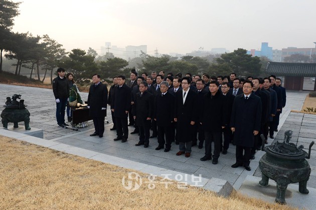 김석환 군수를 비롯한 홍성군 공직자들은 새해를 맞아 지난 1일 홍주의사총과 충령사를 참배하며 새해를 맞았다. 김 군수는 “온 군민이 건강하고 행복한 한 해가 되길 바란다”고 밝혔다.