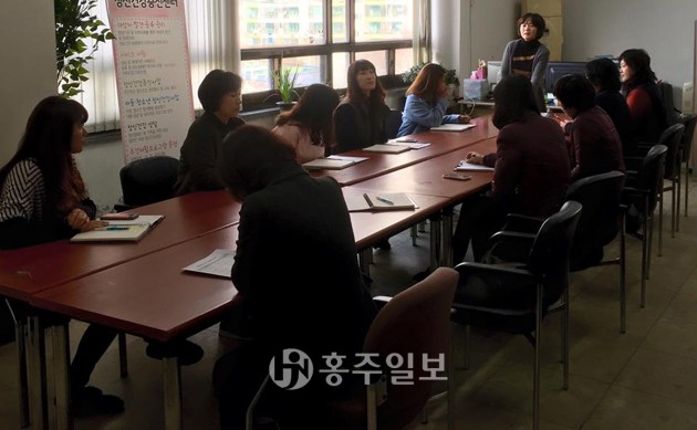 홍성군 정신건강증진센터는 지난 2일 센터 내에서 2017 정신보건팀 정신·자살·치매 업무분장 및 사례검토회의를 개최하며 새해 업무를 시작했다.