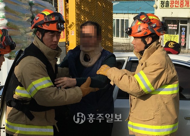 홍성소방서(서장 김근제)는 지난 달 27일 오전 10시 36분경 홍성군 홍북면 대인리 내동마을 인근 도로 부근에서 발생한 차량 추돌 교통사고에 출동해 운전자 1명을 안전하게 구조했다.