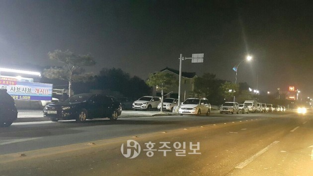 홍성읍 곳곳에서 불법주차 문제가 계속되는 가운데, 지난 8일 홍성문화원 인근 한 식당 앞 도로에 불법 주차된 차량들이 줄지어 서 있다.