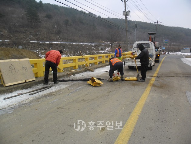 홍성군은 설을 앞두고 귀성객의 안전하고 편안한 고향방문을 위해 대대적인 도로정비와 기상악화에 대비한 비상체계를 운영한다.