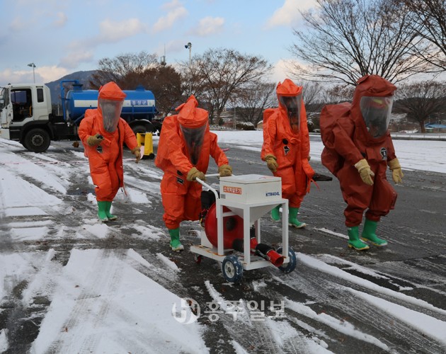 홍성소방서(서장 채수철)는 지난 13일 홍주종합운동장 정문 도로상에서 화학사고 대응훈련을 실시했다. 훈련은 초기 대응 역량 강화에 중점을 두고 진행됐다.