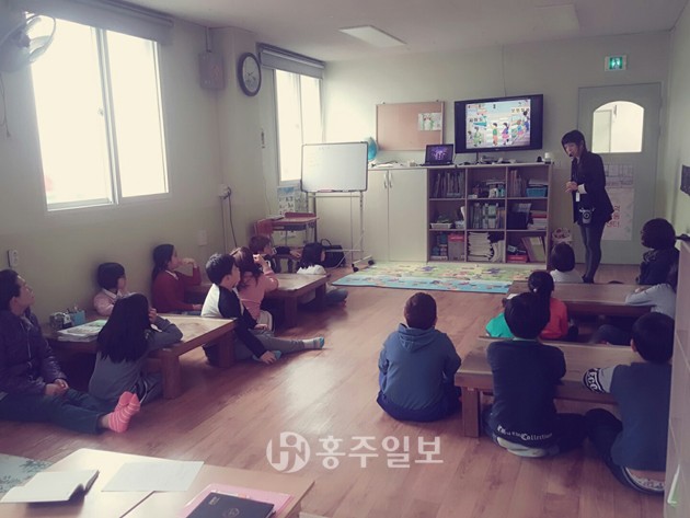 홍성경찰서(서장 양윤교)는 지난 18일 한빛지역아동센터를 방문해 겨울방학기간 학교 밖 보행이 주된 이동수단인 초등학생을 대상으로 보행안전 수칙 등 교통안전교육을 실시했다.