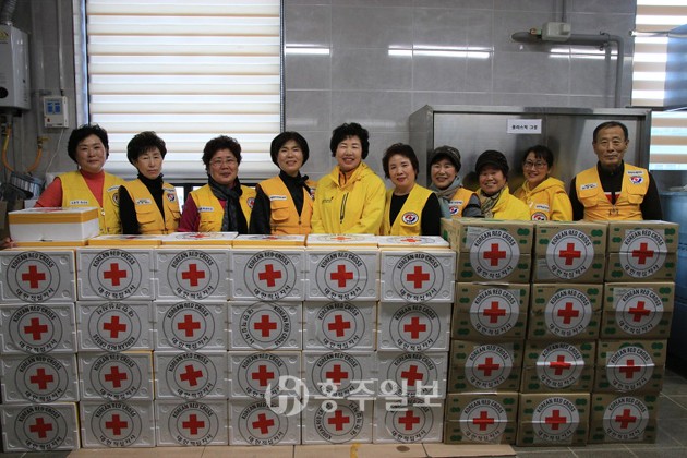 대한적십자사봉사회 홍성지구협의회(회장 최용영)는 지난달 25일 설 명절을 맞이해 결연세대 41세대에 쌀과 떡국 떡, 소고기 등 사랑 나눔 봉사활동을 펼쳤다.