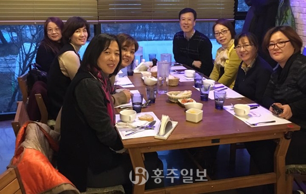 홍주여성포럼은 지난 7일 다양한 현장에서 묵묵히 활동하는 지역 여성들로 구성된 ‘홍주여성포럼’ 비영리단체 등록을 마치고 창립모임을 가졌다.