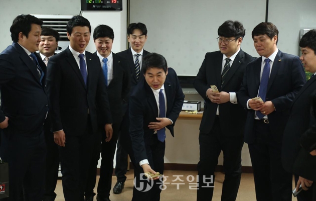 홍성청년회의소(회장 황채성)은 지난 8일 사무국에서 현역 및 특우회 회원 50여 명과 함께 등불 날리기, 윷놀이 등 척사대회를 진행했다.