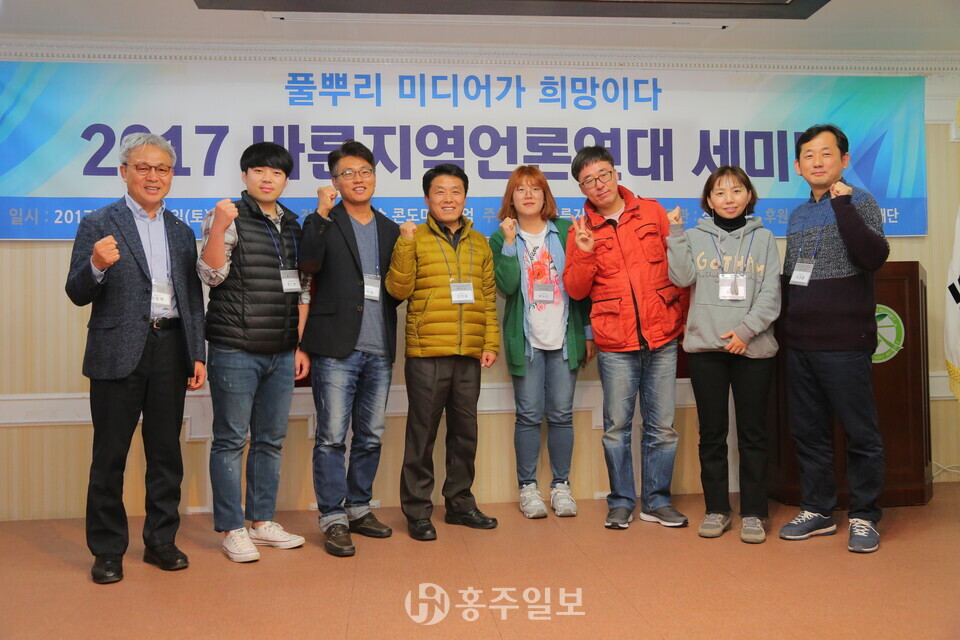 왼쪽에서 두 번째가 우수기자상 취재부문 장려상을 받은 홍주신문 한기원 기획특집국장.