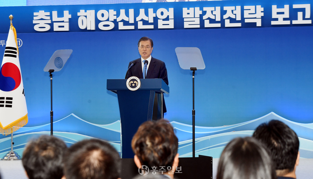 문재인 대통령은 11번째 경제투어로 지난 10일 충남도를 방문한 자리에서 양승조 충남지사로부터 ‘충남해양신산업발전전략’ 보고를 받았다.