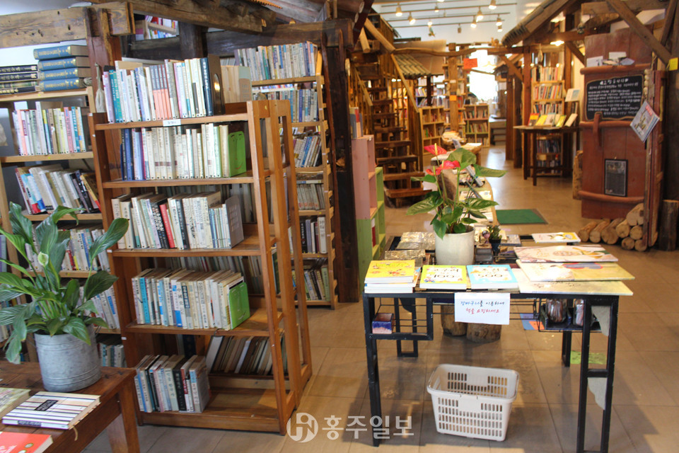 경기도 파주출판단지의 헌책방인 문발리헌책방골목 내부 전경.