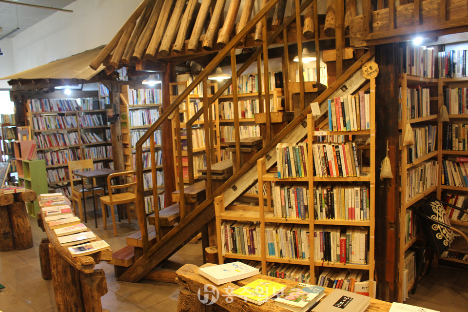 경기도 파주출판단지의 헌책방인 문발리헌책방골목 내부 전경.