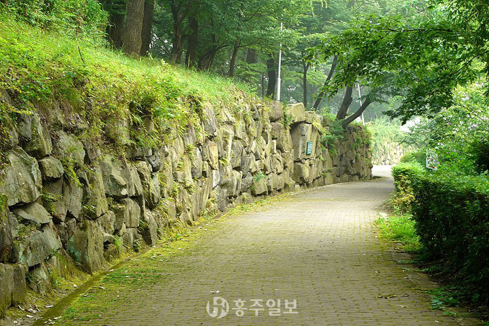 현재도 복원공사가 진행중인 경남 사천읍성 전경.