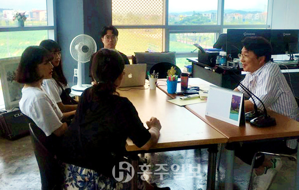 교육생들과 기획 및 촬영 회의하는 모습.