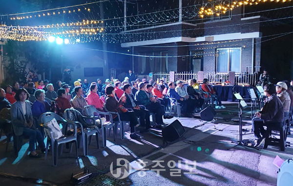 광천읍 원촌마을회관 일원에서 지난 10일 주민·관계자 100여 명이 참석한 제2기 도시재생대학.