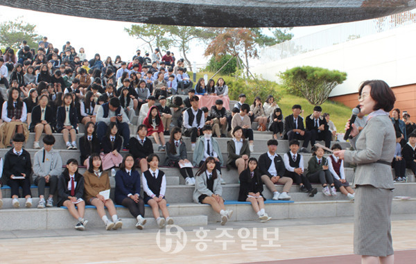 지난 17일 개회사 중인 충남중등미술교과교육연구회 김미희 회장.